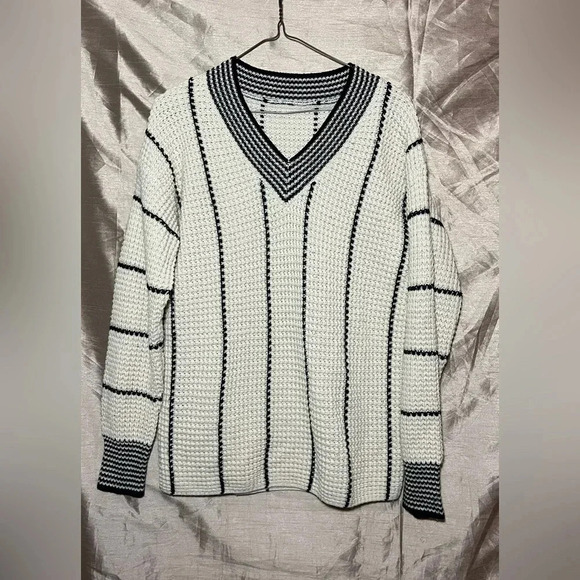 Ladies Knit Sweater - Picture 3 of 8